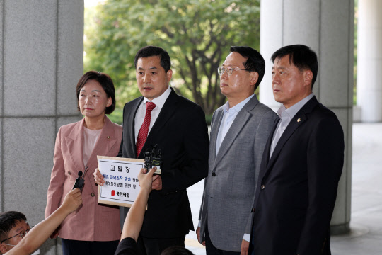 국민의힘 'MBC 편파·조작방송 진상규명 TF(태스크포스)' 박대출(왼쪽 두번째) 위원장과 의원들이 29일 오후 서울 서초구 대검찰청에서 MBC에 대한 고발장을 접수하기 전 취재진 질문에 답하고 있다. 왼쪽부터 한무경 의원, 박 위원장, 윤두현·박대수 의원.<국회사진기자단·연합뉴스>